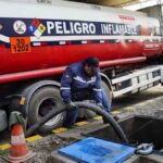 descargan combustible en el tanque de una estación de servicio en La Paz