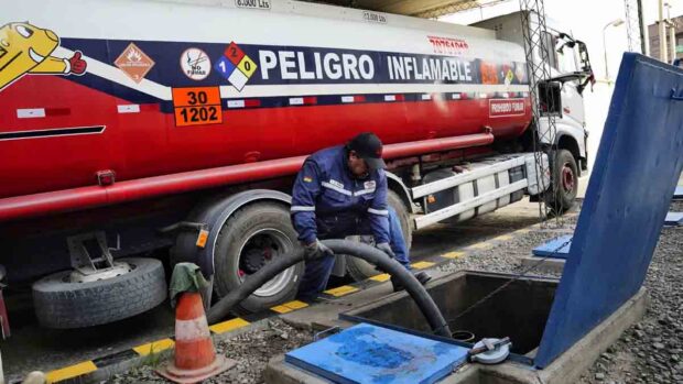 descargan combustible en el tanque de una estación de servicio en La Paz