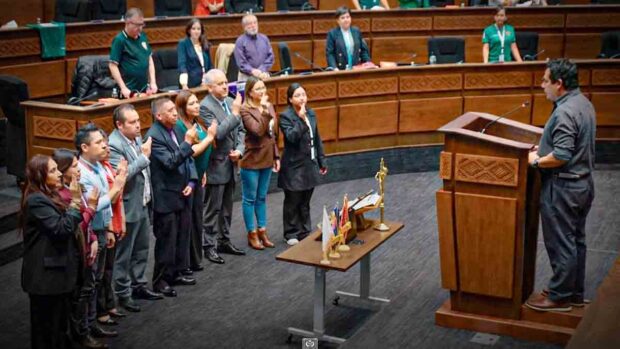 miembros de la Comisión de Ética de Diputados son juramentados
