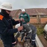 toman muestra de diésel de una cisterna