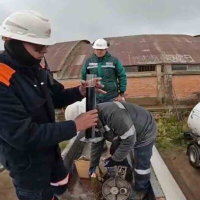 toman muestra de diésel de una cisterna