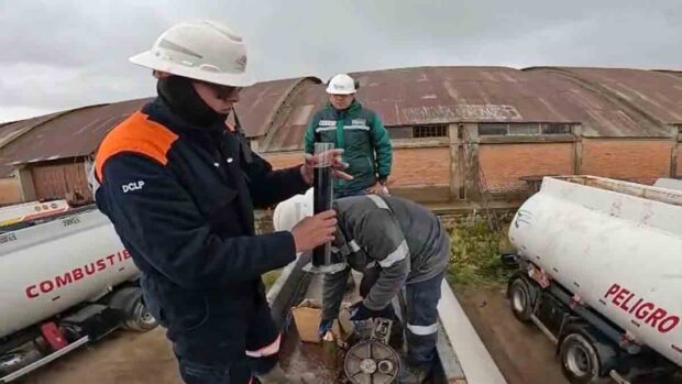 toman muestra de diésel de una cisterna