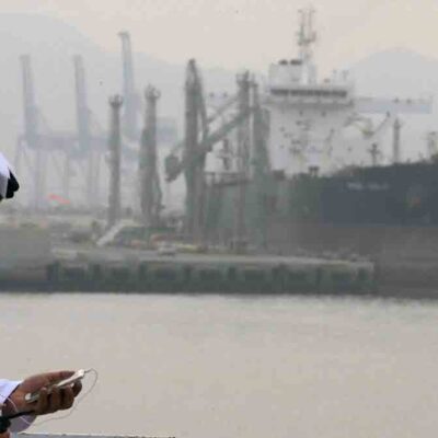 un barco petrolero en Emiratos Árabes Unidos