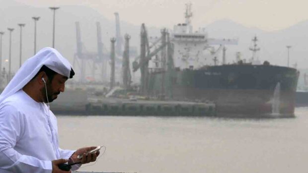 un barco petrolero en Emiratos Árabes Unidos