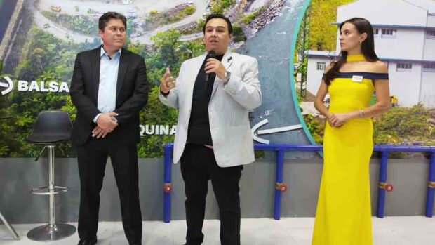 personal de ENDE explica el proyecto Irivizu
