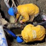 obreros de Epsas realizan la reparación de una tubería