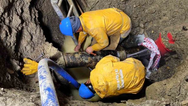 obreros de Epsas realizan la reparación de una tubería