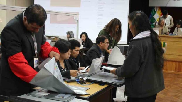 escrutinio de actas de sufragio en el TED de Oruro
