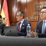 el ministro Gabriel Espinoza en conferencia de prensa junto a dos vicmeinistros