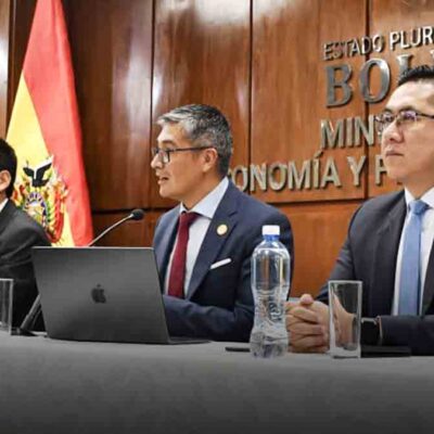 el ministro Gabriel Espinoza en conferencia de prensa junto a dos vicmeinistros