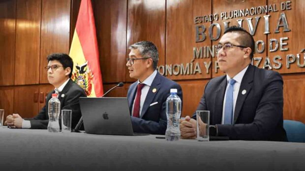 el ministro Gabriel Espinoza en conferencia de prensa junto a dos vicmeinistros