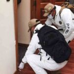 policías realizan la recolección de pruebas en la casa de Eva Copa