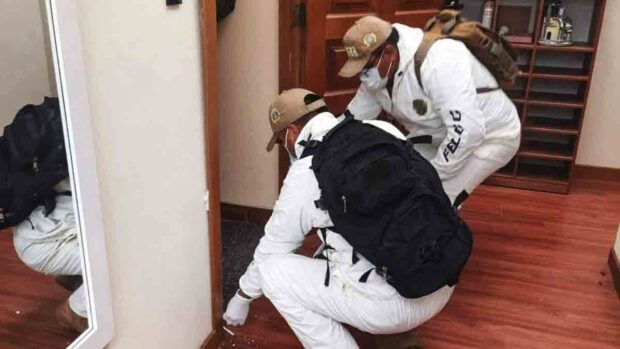 policías realizan la recolección de pruebas en la casa de Eva Copa