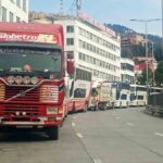 fila de vehículos en La Paz esperando cargar diésel
