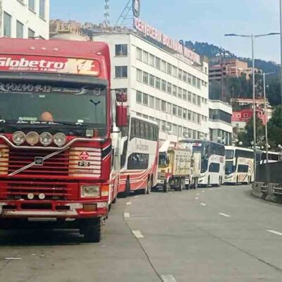 fila de vehículos en La Paz esperando cargar diésel