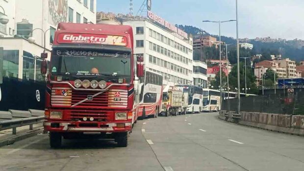 fila de vehículos en La Paz esperando cargar diésel