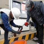 toman muestra de gasolina en un surtidor de La Paz