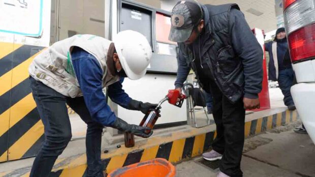 toman muestra de gasolina en un surtidor de La Paz