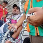 mototaxistas encadenados en YPFB