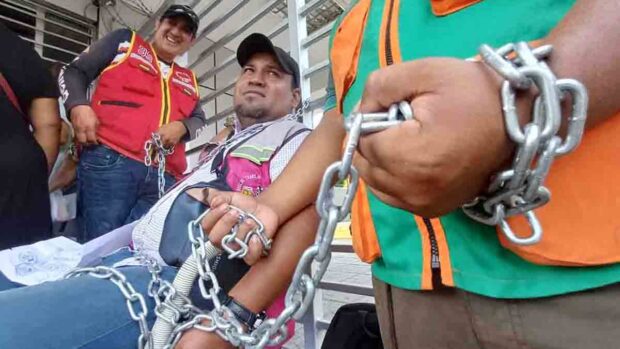 mototaxistas encadenados en YPFB