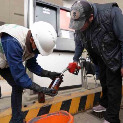 toman muestra de gasolina en un surtidor en La Paz