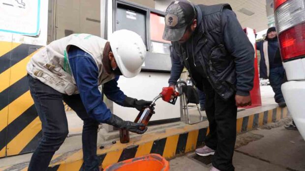toman muestra de gasolina en un surtidor en La Paz
