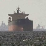 un barco petrolero navega en aguas del Golpe Pérsico
