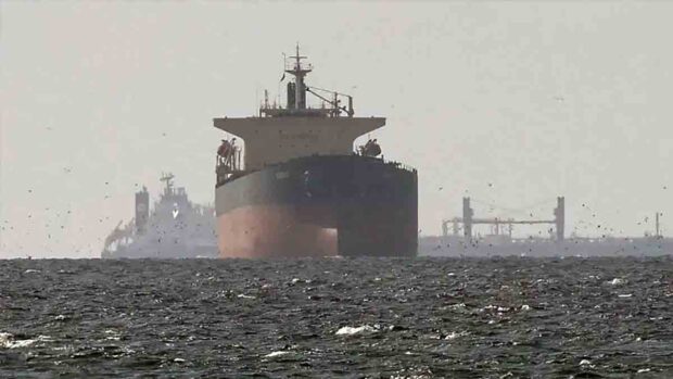un barco petrolero navega en aguas del Golpe Pérsico