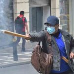 un profesor dispara un petardo contra policías en La Paz