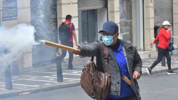un profesor dispara un petardo contra policías en La Paz