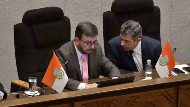 ministro Mauricio Medinaceli en la Asamblea Legislativa