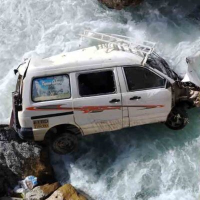 el minibús que cayó al río