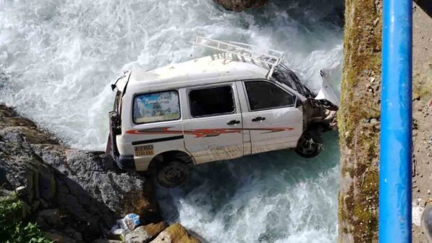el minibús que cayó al río