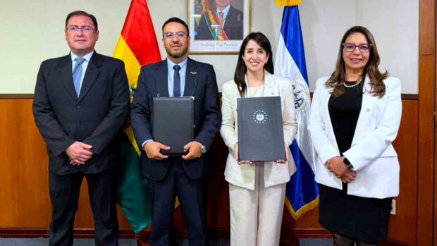 representantes de Bolivia y El Salvador
