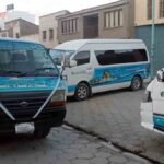 vehículos del transporte público bloquean una calle en Oruro