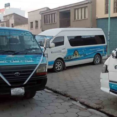 vehículos del transporte público bloquean una calle en Oruro