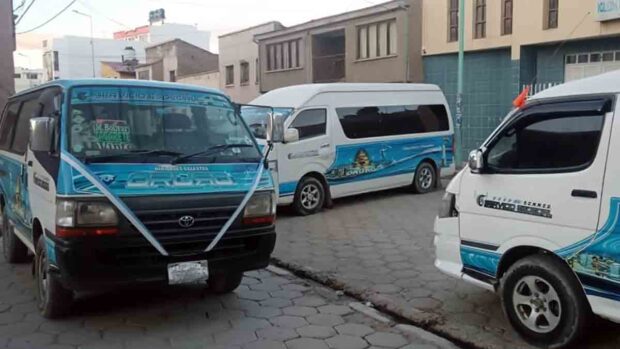 vehículos del transporte público bloquean una calle en Oruro