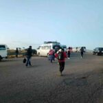 vehículos del transporte público bloquean la carretera