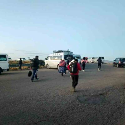 vehículos del transporte público bloquean la carretera