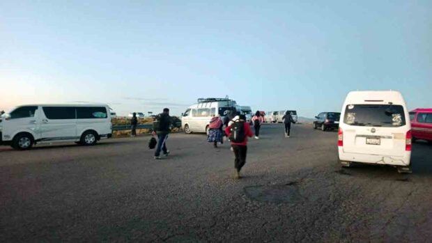 vehículos del transporte público bloquean la carretera