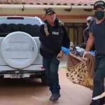 policías trasladan el cuerpo de la víctima
