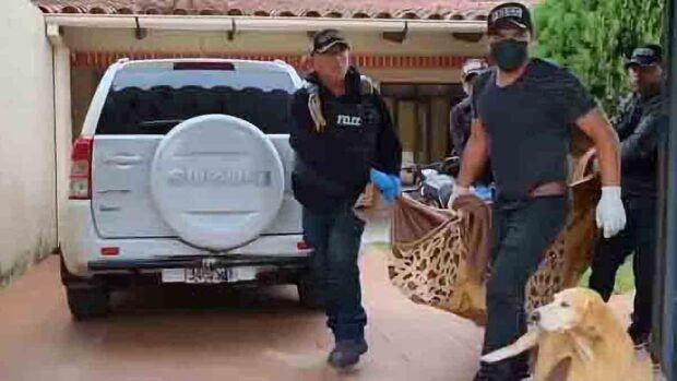 policías trasladan el cuerpo de la víctima
