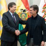 el presidente Rodrigo Paz saluda al flamante ministro de Hidrocarburos