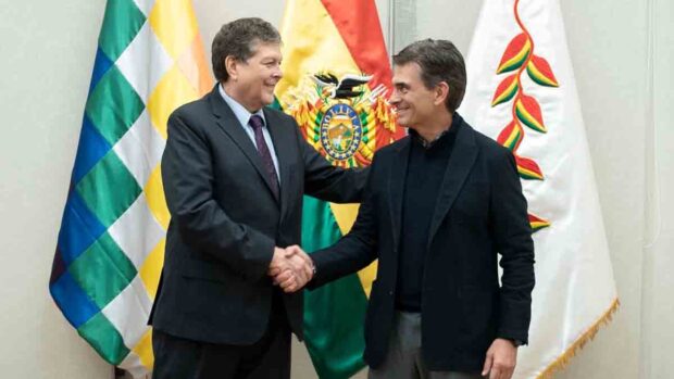 el presidente Rodrigo Paz saluda al flamante ministro de Hidrocarburos