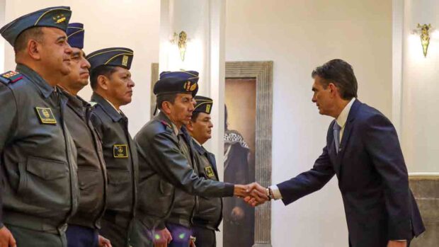 el presidente Rodrigo Paz saludo a los miembros del Alto Mando Militar