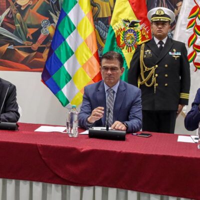 el presidente Rodrigo Paz junto a los ministro de la Presidencia y de Economía