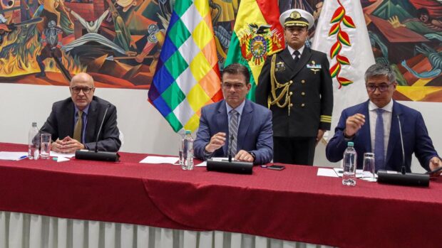 el presidente Rodrigo Paz junto a los ministro de la Presidencia y de Economía