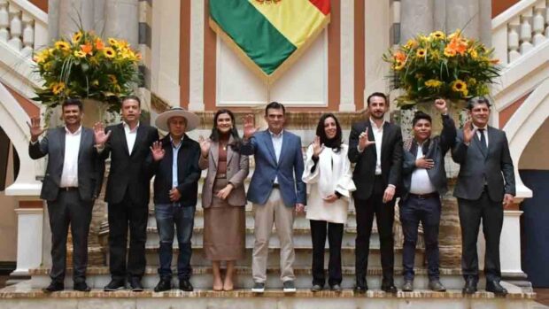 El presidente Paz junto a los gobernadores electos en Palacio Quemado