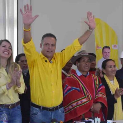 Luis Revilla junto a sus seguidores