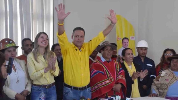 Luis Revilla junto a sus seguidores